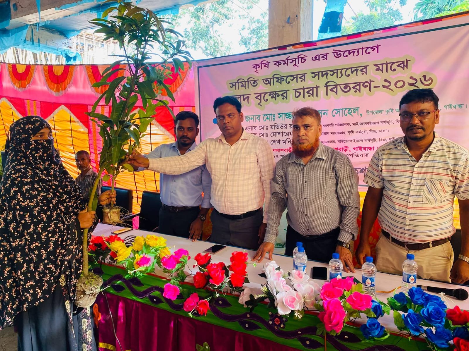 পলাশবাড়ীতে বিজ এনজিওর উদ্যোগে ১২০০ ফলদ বৃক্ষের চারা বিতরণ