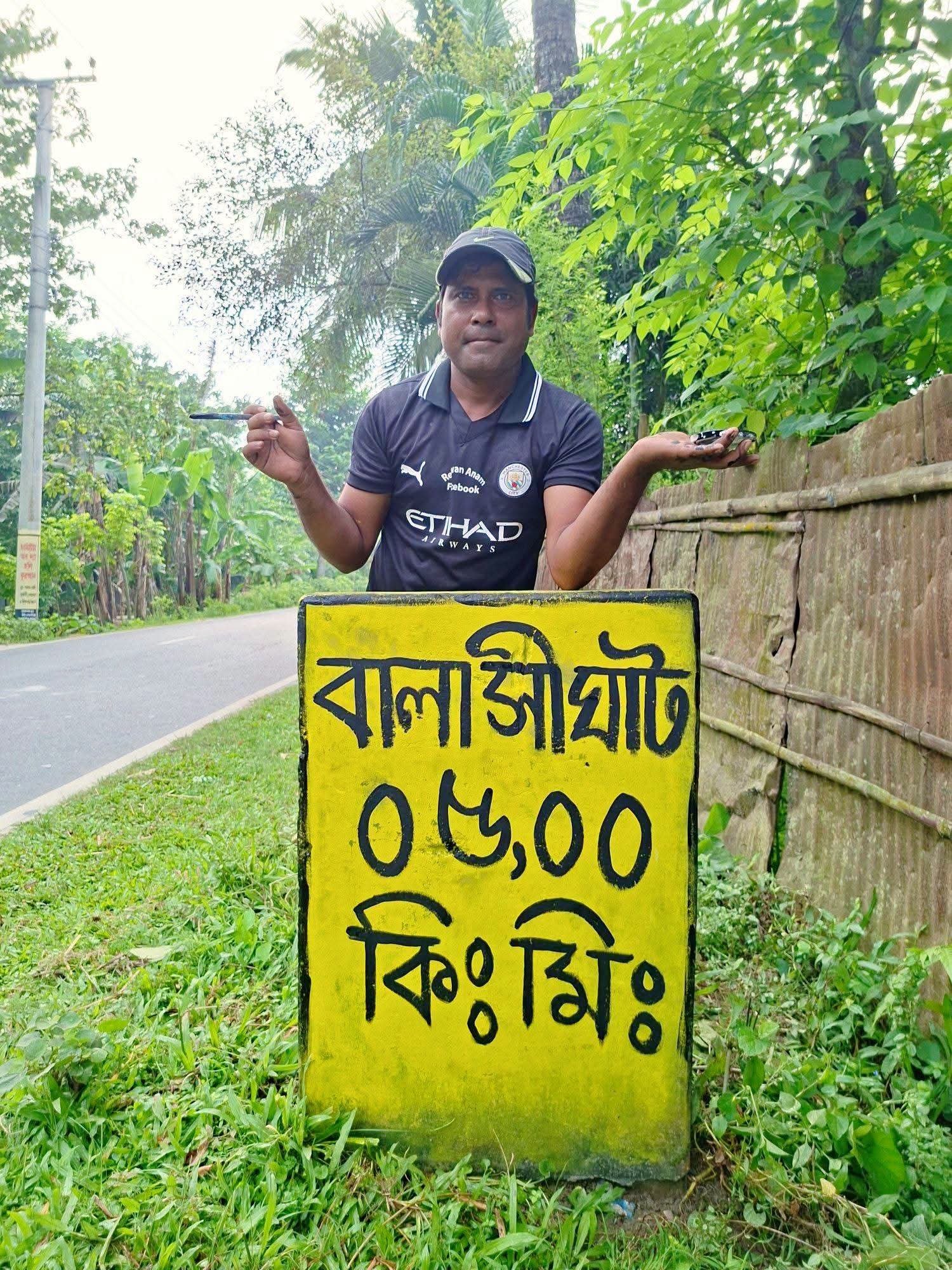 নিজ খরচে পথের যত্ন, গাইবান্ধার ‘মানবিক ফেরিওয়ালা’ রেজওয়ান