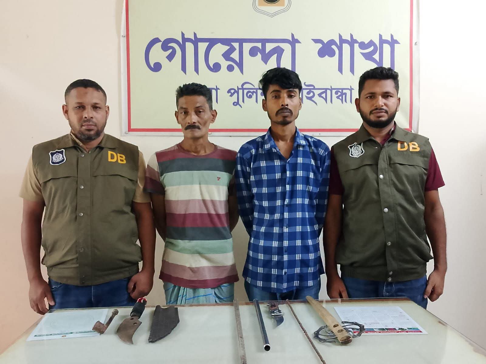 গাইবান্ধায় দেশীয় অস্ত্রসহ গ্রেপ্তার ২