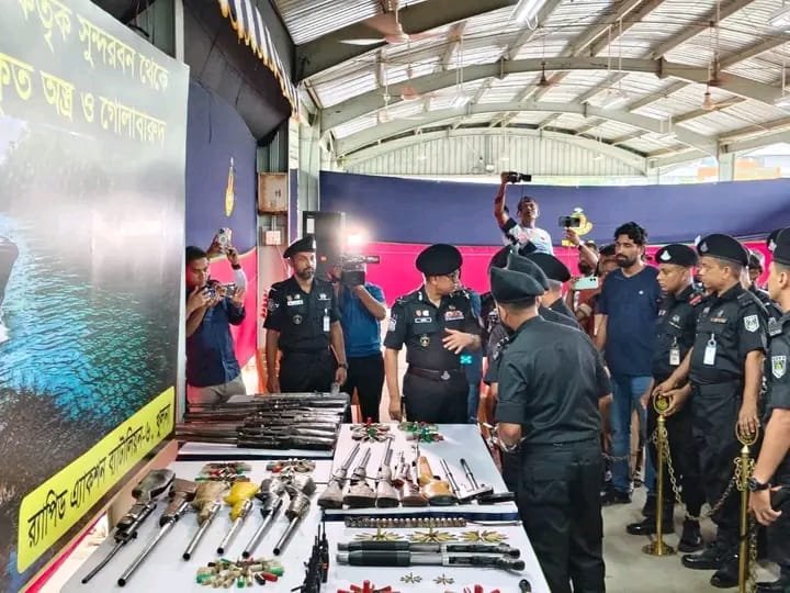 দস্যুমুক্ত সুন্দরবনের পথে আরও এক ধাপ, অস্ত্রসহ ৫৯ জলদস্যুর আত্মসমর্পণ