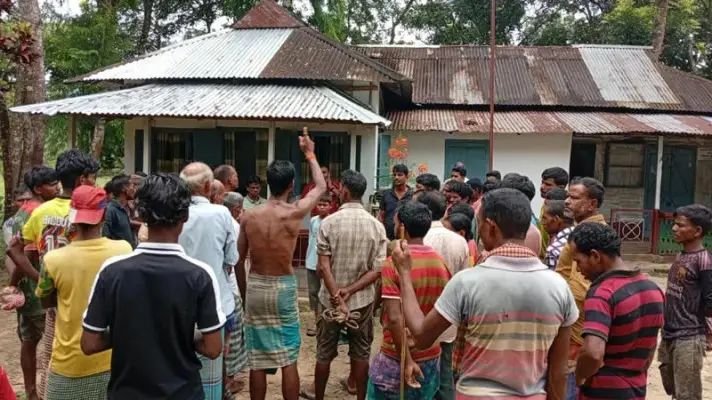 মৃত চা শ্রমিককের পিএফ'র টাকা আত্মসাতের অভিযোগে বিক্ষোভ