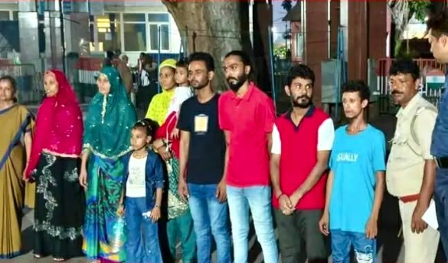 বেনাপোলে নারী-পুরুষ ও শিশুসহ-৯ বাংলাদেশীকে বিশেষ ট্রাভেল পারমিটের মাধ্যেমে দেশে ফেরত পাঠালেন-ভারত 