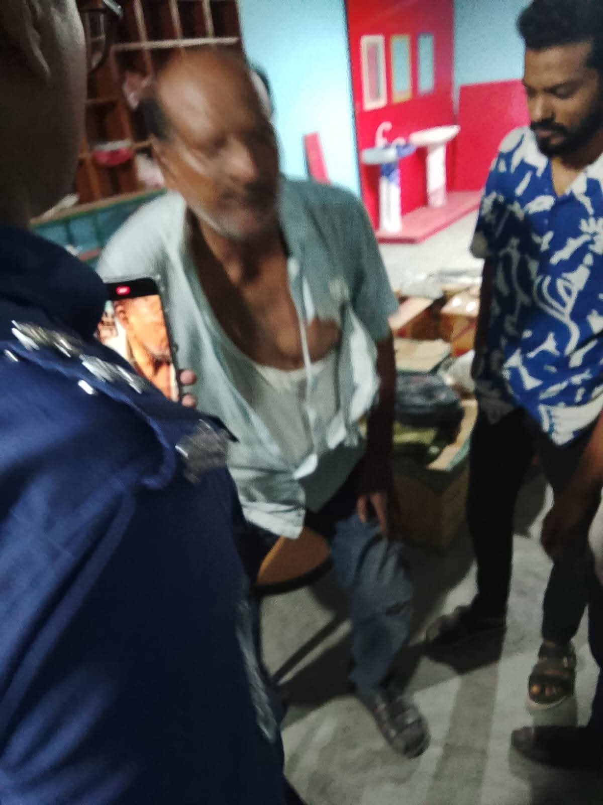 সাদুল্লাপুরে সাবেক ইউপি চেয়ারম্যানের ওপর ফিল্মি স্টাইলে সন্ত্রাসী তাণ্ডব: টাকা ছিনতাইয়ের পর জিম্মির অভিযোগ ‘৯৯৯’-এ মিলল মুক্তি