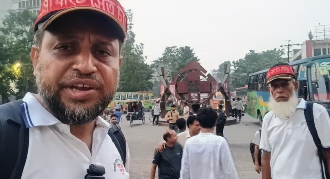 বালাসী-বাহাদুরাবাদ সেতুর দাবিতে ২০ জেলা পায়ে হেঁটে ঢাকায় বাবা-ছেলে: ১৯ দিনের পদযাত্রা শেষে স্মারকলিপির প্রস্তুতি