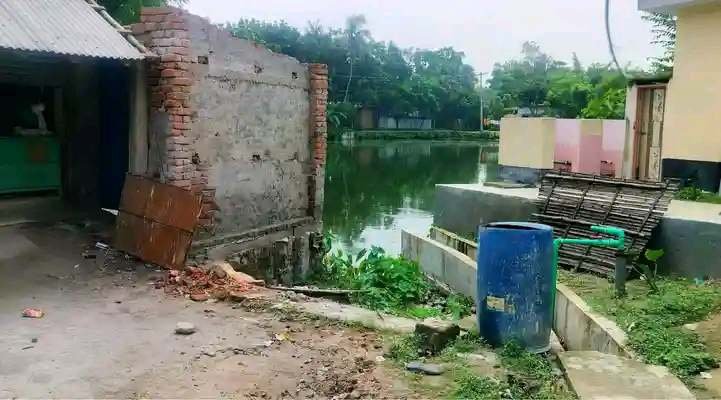 নওগাঁর মান্দা উপজেলার মৈনম বাজারে প্রতিমা বিসর্জনের নির্ধারিত ঘাট দখল!