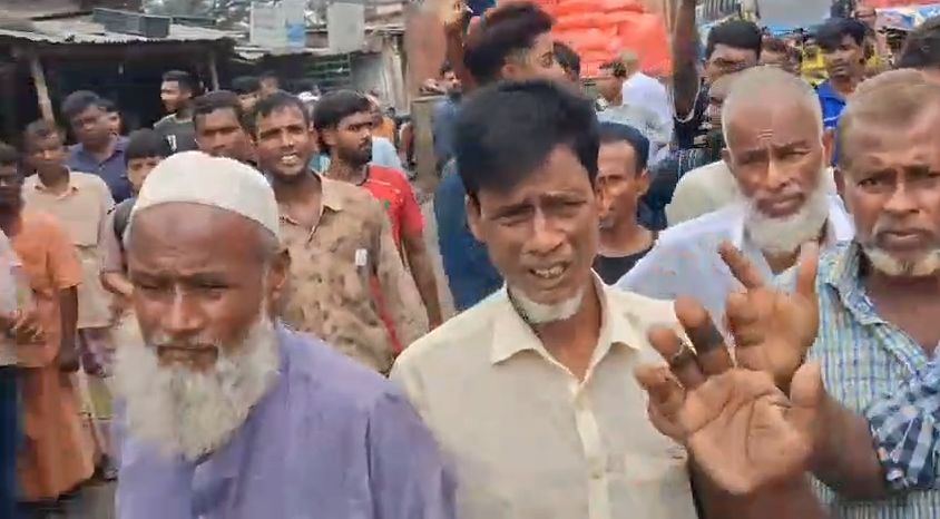 রাজশাহীর পুঠিয়ায় সারের দাবিতে মহাসড়ক অবরোধ করে কৃষকদের বিক্ষোভ 