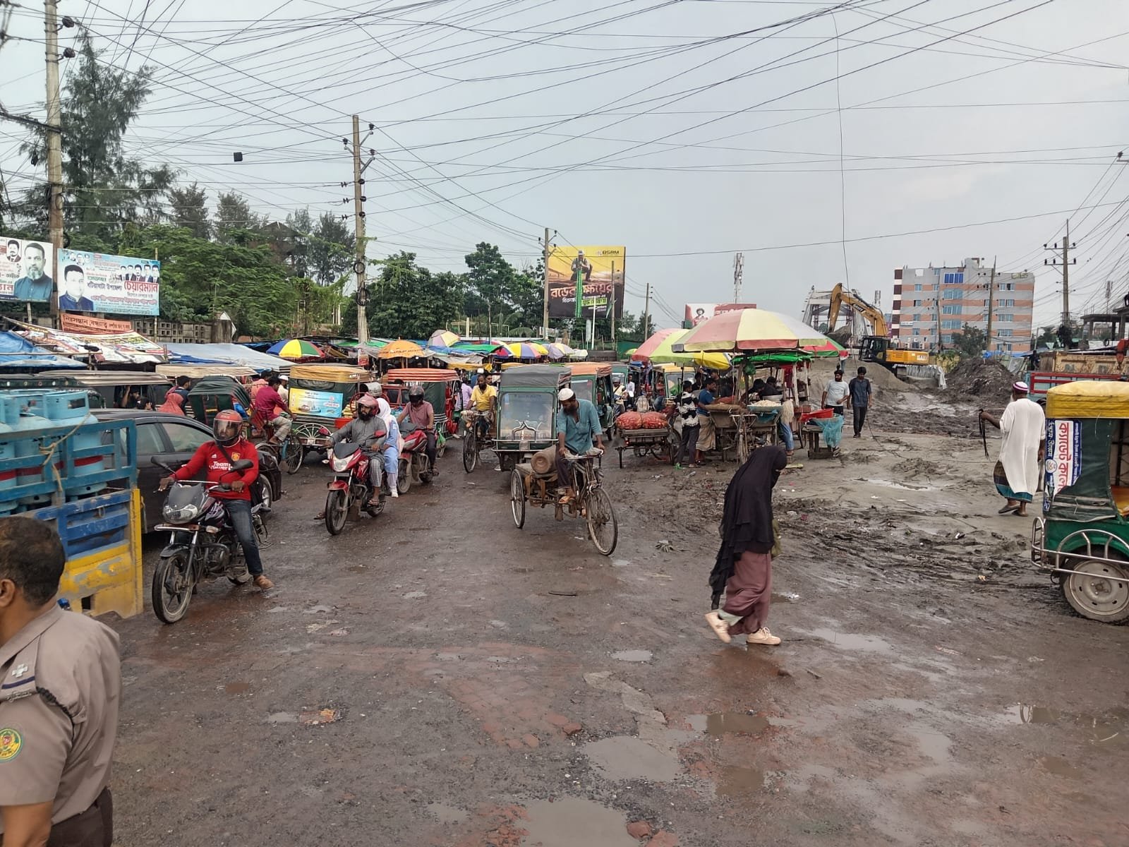 Golamari-Batiaghata road in poor condition, thousands of people suffering