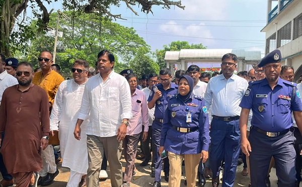 শিক্ষার্থীদের নিরাপত্তা ও শান্তিশৃঙ্খলা রক্ষায় দোহারে তথ্য সংগ্রহ ফরম বিতরণ