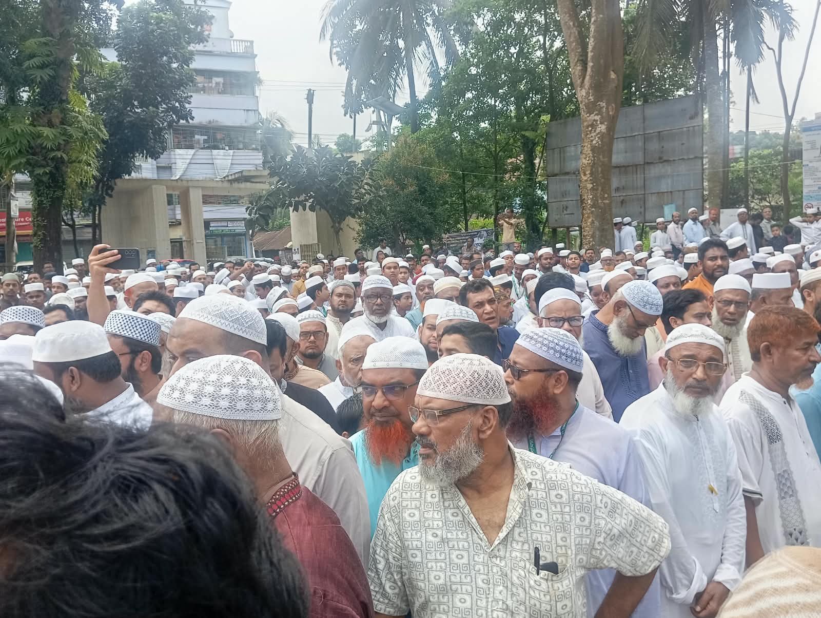 কোম্পানীগঞ্জে সাবেক শিবির জেলা সভাপতির জানাজায় মানুষের ঢল, পারিবারিক কবরস্থানে দাফন