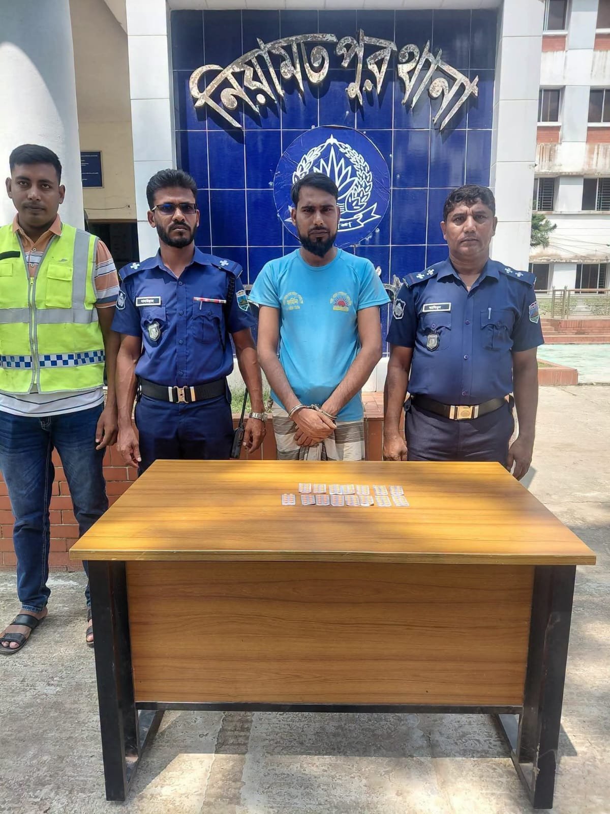 নিয়ামতপুরে ১৫০ পিস ট্যাপেন্টাডলসহ যুবক গ্রেপ্তার