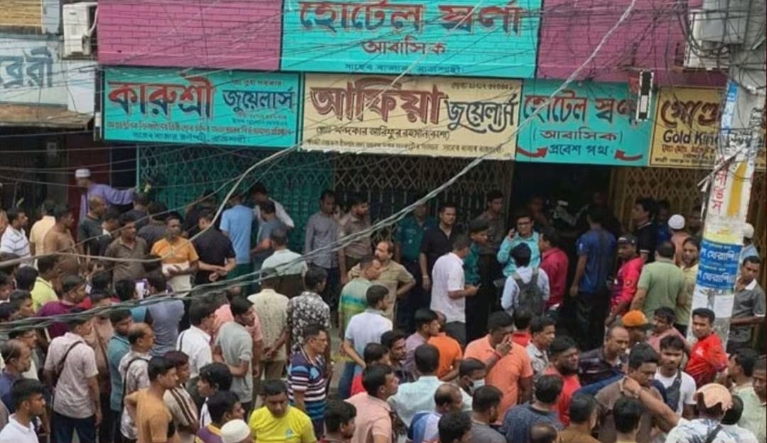 রাজশাহীতে কারুশ্রী জুয়েলার্সে চুরি: সাত চোর ও স্বর্ণ ব্যবসায়ী গ্রেপ্তার