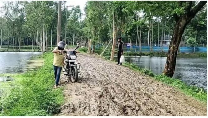 গাইবান্ধায় এলজিইডির ৩,৮৫১ কিলোমিটার কাঁচা সড়কে বর্ষায় কাদা ও শুষ্ক মৌসুমে ধুলায় দুর্ভোগ; নিজস্ব উদ্যোগে রাস্তা মেরামত করছেন স্থানীয়রা।