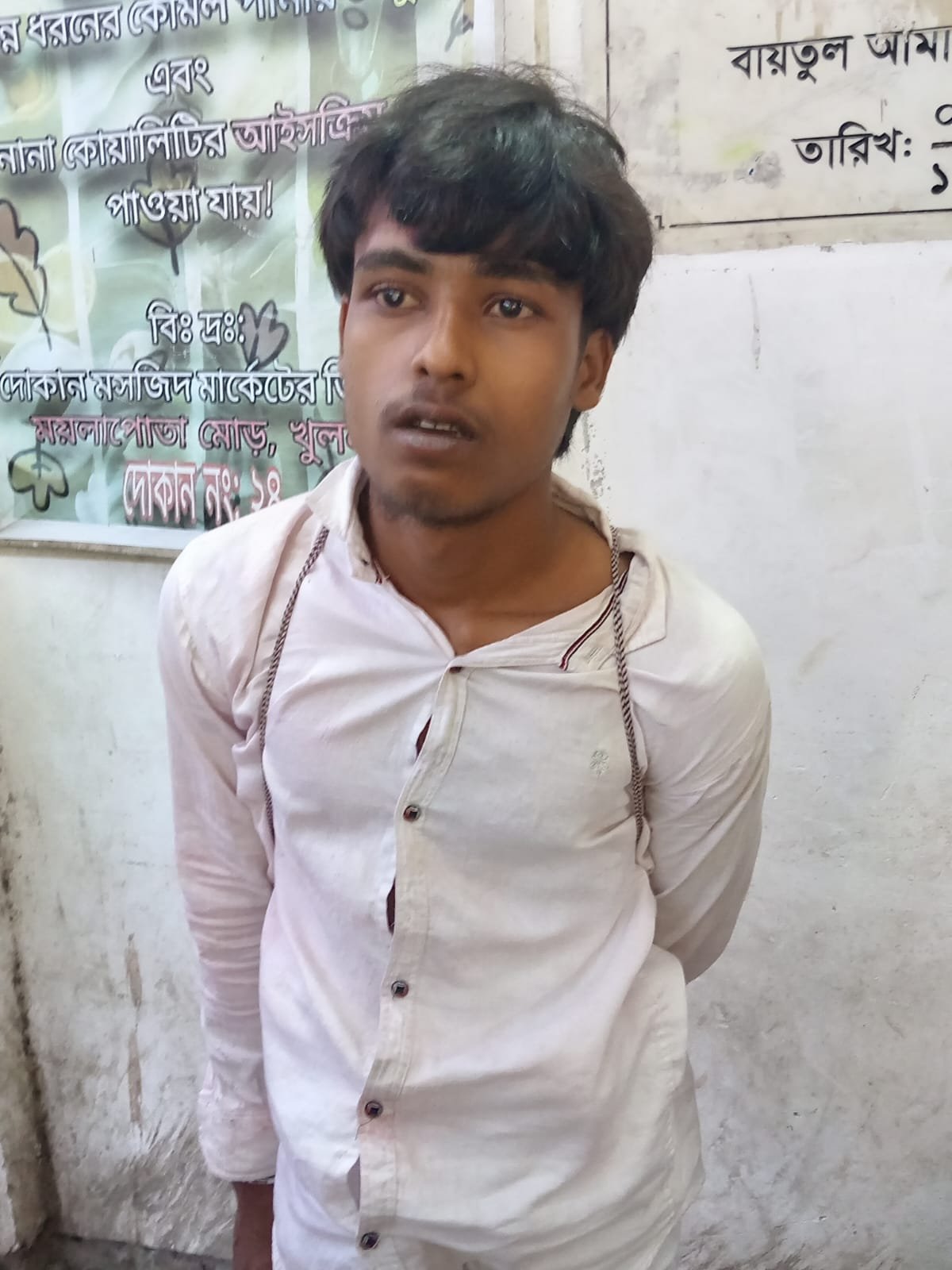 খুলনায় পুলিশ চেকপোস্টে দেশি দাসহ যুবক আটক