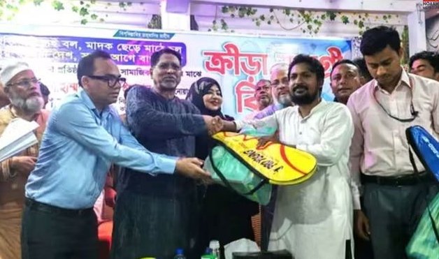 কবিরহাটে মাদকবিরোধী উদ্যোগ: ৭৫ প্রতিষ্ঠান-সংগঠনে ক্রীড়া সামগ্রী বিতরণ