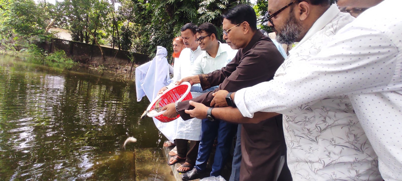 মৎস উৎপাদন বাড়াতে কোম্পানীগঞ্জে সতেরো জলাশয়ে পোনা অবমুক্ত 