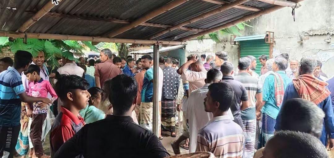 মোহনপুরে মাকে কুপিয়ে হ*ত্যা, বাবাকে গুরুতর জখমের অভিযোগ