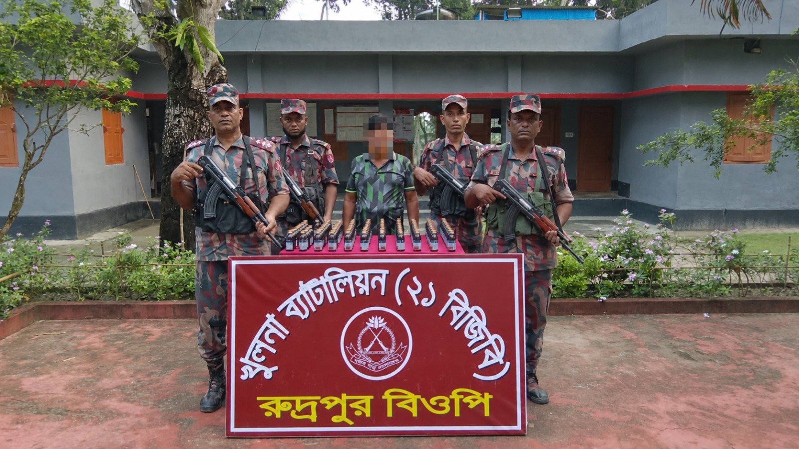 শার্শার রুদ্রপুর সীমান্ত এলাকা থেকে ৮৫ বোতল ভারতীয় উইনিক্স সিরাপসহ ১ মাদক কারবারি আটক
