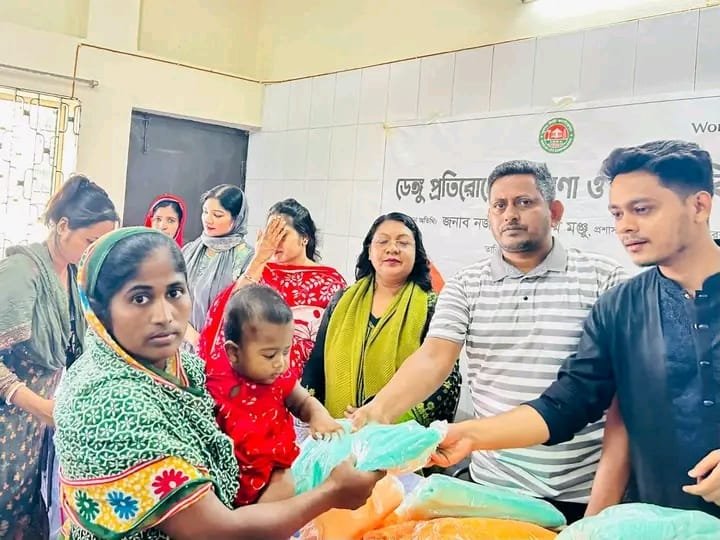 খুলনার ২৮ নম্বর ওয়ার্ডে ডেঙ্গু প্রতিরোধে মশারি বিতরণ