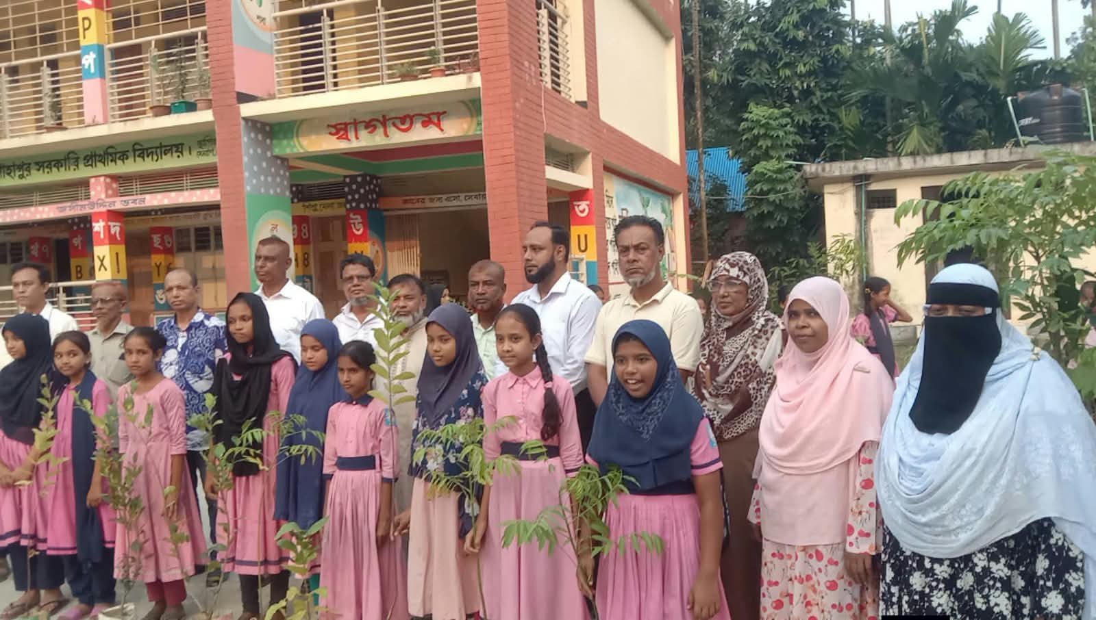 ৮০ শিক্ষার্থীর হাতে ফলজ-ঔষধি গাছের চারা, সেনবাগে বৃক্ষরোপণ কর্মসূচি