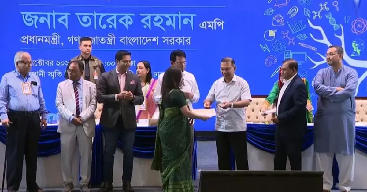 ১০১ শিক্ষককে জাতীয় সম্মাননা দিল সরকার, পদক তুলে দিলেন প্রধানমন্ত্রী