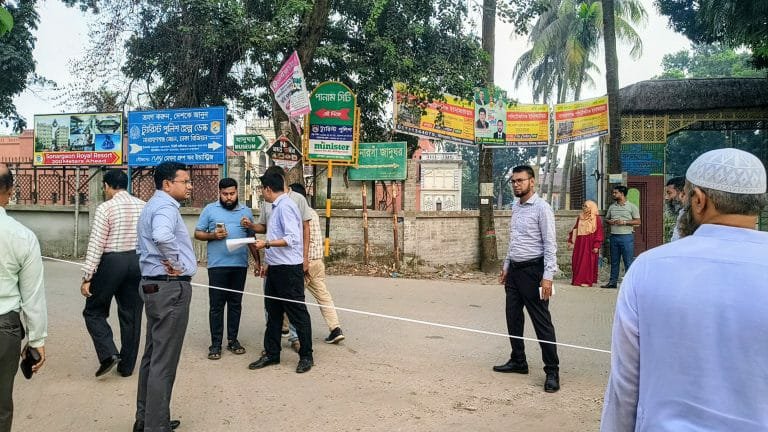 সোনারগাঁও জাদুঘরের প্রধান ফটকের সংস্কার কাজ শুরু।স্বস্তিতে পর্যটক ও এলাকাবাসী 