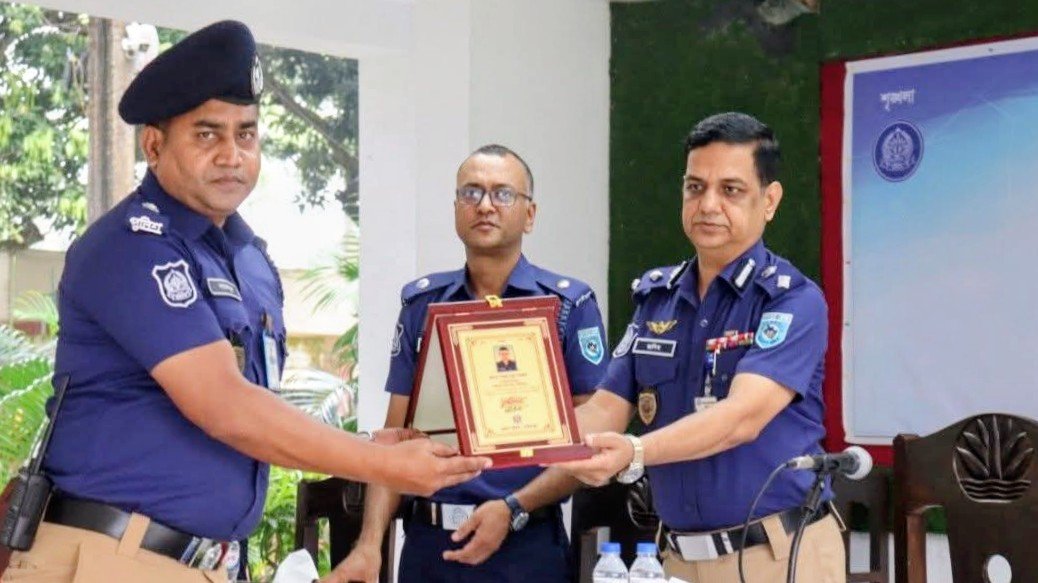 গাইবান্ধায় পুলিশ মেধাবৃত্তি প্রদান ও জেলার শ্রেষ্ঠ ওসি সম্মাননা অর্জন